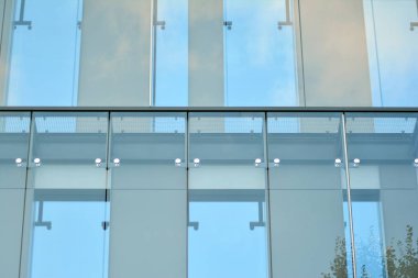 Çağdaş mimarinin, beton ve camdan duvarlar soyut parçası. Cam giydirme cephe modern ofis binası