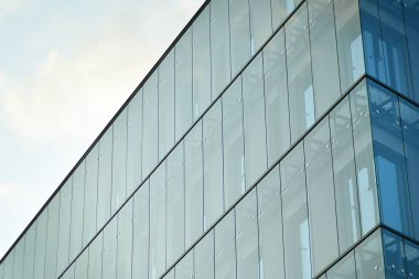 Çağdaş mimarinin, beton ve camdan duvarlar soyut parçası. Cam giydirme cephe modern ofis binası