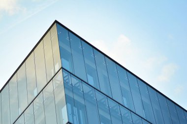 Çağdaş mimarinin, beton ve camdan duvarlar soyut parçası. Cam giydirme cephe modern ofis binası