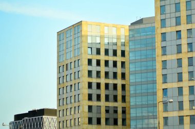 Çağdaş mimarinin, beton ve camdan duvarlar soyut parçası. Cam giydirme cephe modern ofis binası