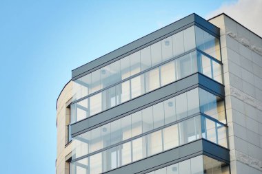 Çağdaş mimarinin soyut parçası. Konut modern bina