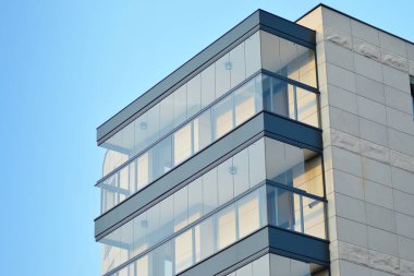 Çağdaş mimarinin soyut parçası. Konut modern bina