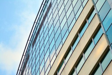 Çağdaş mimarinin, beton ve camdan duvarlar soyut parçası. Cam giydirme cephe modern ofis binası