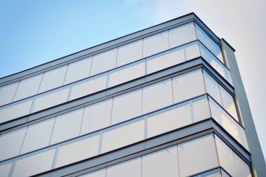 Çağdaş mimarinin soyut parçası. Konut modern bina