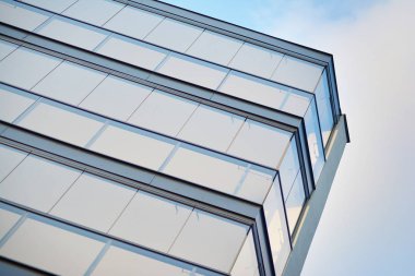 Çağdaş mimarinin soyut parçası. Konut modern bina