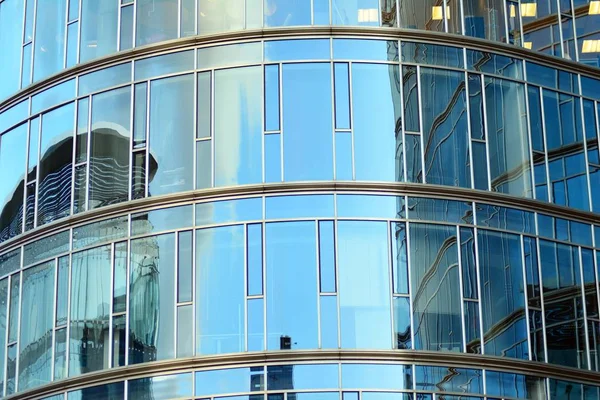 Çağdaş mimarinin, beton ve camdan duvarlar soyut parçası. Cam giydirme cephe modern ofis binası