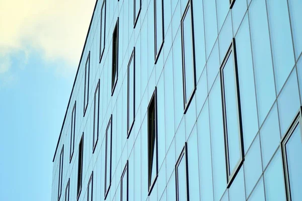 Çağdaş mimarinin, beton ve camdan duvarlar soyut parçası. Cam giydirme cephe modern ofis binası