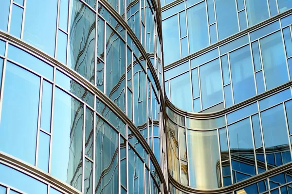 Çağdaş mimarinin, beton ve camdan duvarlar soyut parçası. Cam giydirme cephe modern ofis binası