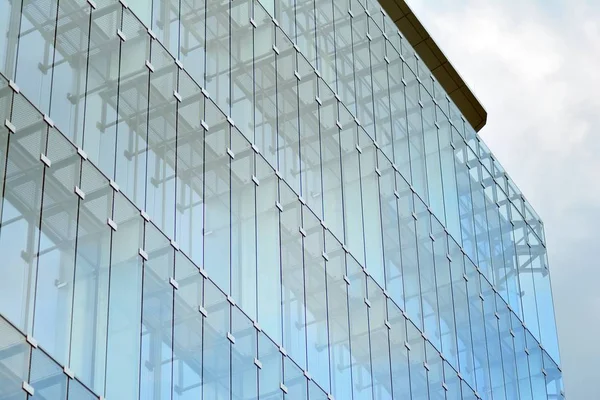 Çağdaş mimarinin, beton ve camdan duvarlar soyut parçası. Cam giydirme cephe modern ofis binası