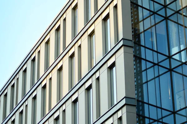 Çağdaş mimarinin, beton ve camdan duvarlar soyut parçası. Cam giydirme cephe modern ofis binası