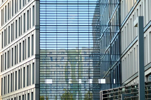 Abstraktes Fragment Zeitgenössischer Architektur Wände Aus Glas Und Beton Glasvorhangwand — Stockfoto