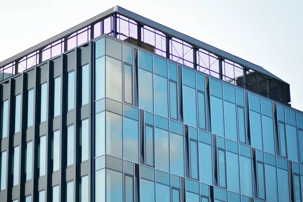 Çağdaş mimarinin, beton ve camdan duvarlar soyut parçası. Cam giydirme cephe modern ofis binası