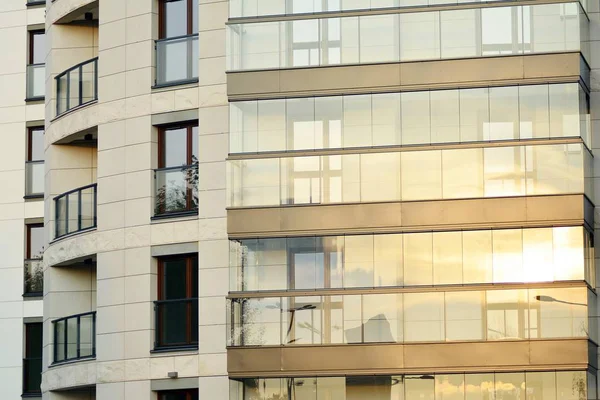 Çağdaş mimarinin soyut parçası. Konut modern bina