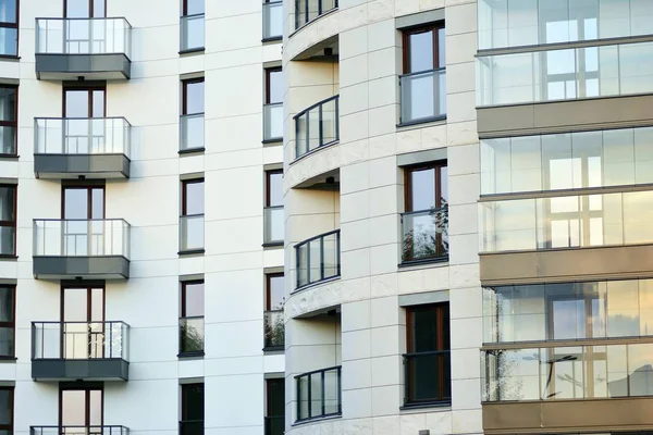 Çağdaş mimarinin soyut parçası. Konut modern bina