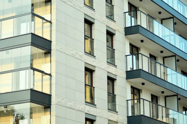 Çağdaş mimarinin soyut parçası. Konut modern bina
