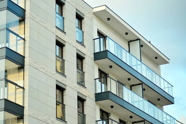 Çağdaş mimarinin soyut parçası. Konut modern bina