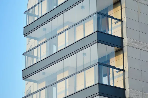 Çağdaş mimarinin soyut parçası. Konut modern bina