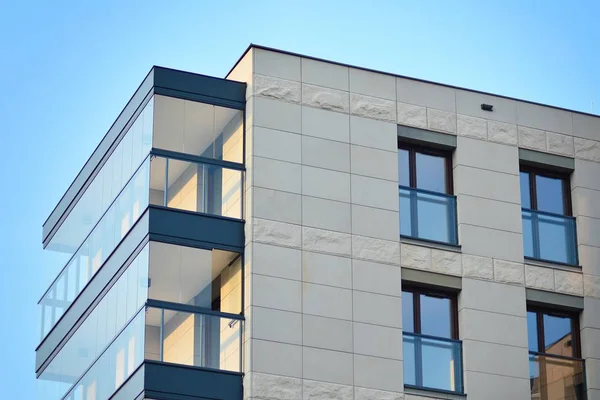 Çağdaş mimarinin soyut parçası. Konut modern bina