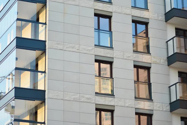 Çağdaş mimarinin soyut parçası. Konut modern bina