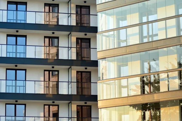 Çağdaş mimarinin soyut parçası. Konut modern bina