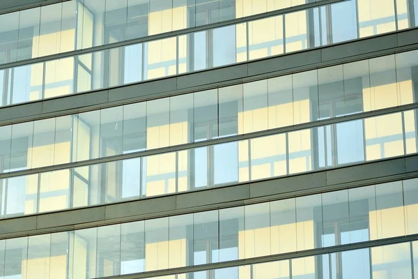 Çağdaş mimarinin soyut parçası. Konut modern bina