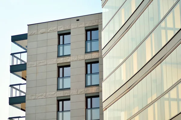 Çağdaş mimarinin soyut parçası. Konut modern bina