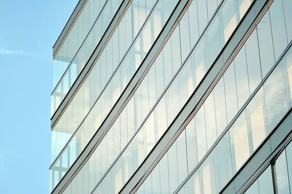 Çağdaş mimarinin soyut parçası. Konut modern bina