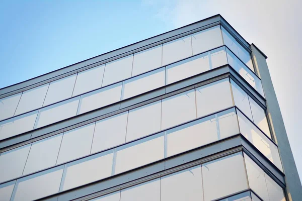 Çağdaş mimarinin soyut parçası. Konut modern bina