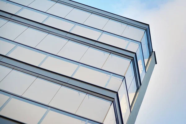 Çağdaş mimarinin soyut parçası. Konut modern bina