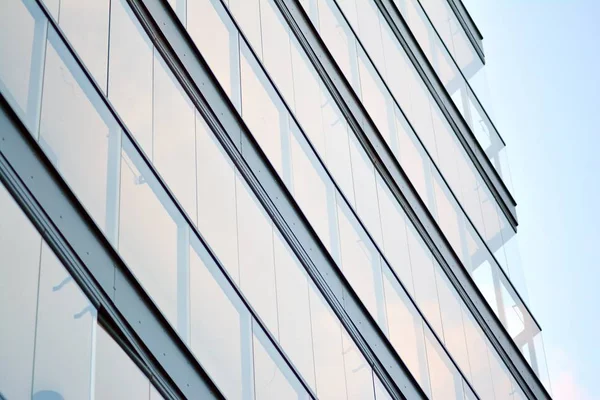 Çağdaş mimarinin soyut parçası. Konut modern bina