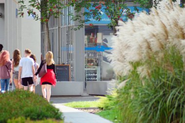 Parkta yürüyen insanlar.