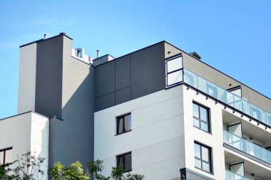 Çağdaş mimarinin soyut parçası. Konut modern bina