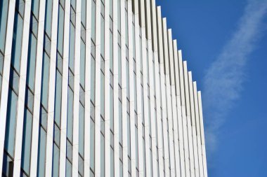 Çağdaş mimarinin, beton ve camdan duvarlar soyut parçası. Cam giydirme cephe modern ofis binası