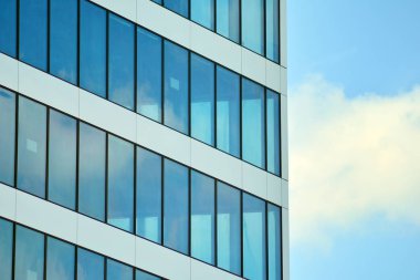 Çağdaş mimarinin, beton ve camdan duvarlar soyut parçası. Cam giydirme cephe modern ofis binası