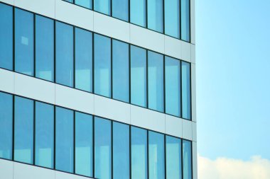 Çağdaş mimarinin, beton ve camdan duvarlar soyut parçası. Cam giydirme cephe modern ofis binası