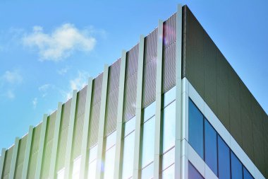 Çağdaş mimarinin, beton ve camdan duvarlar soyut parçası. Cam giydirme cephe modern ofis binası