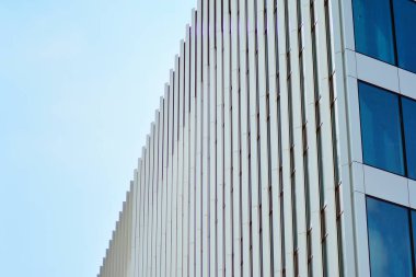 Çağdaş mimarinin, beton ve camdan duvarlar soyut parçası. Cam giydirme cephe modern ofis binası