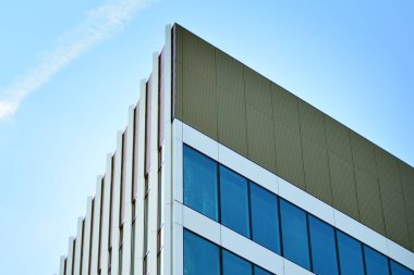 Çağdaş mimarinin, beton ve camdan duvarlar soyut parçası. Cam giydirme cephe modern ofis binası