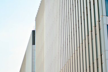 Çağdaş mimarinin, beton ve camdan duvarlar soyut parçası. Cam giydirme cephe modern ofis binası