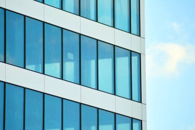 Çağdaş mimarinin, beton ve camdan duvarlar soyut parçası. Cam giydirme cephe modern ofis binası