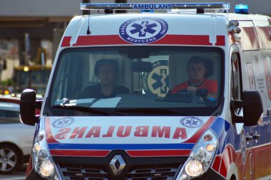 Varşova, Polonya. 3 Eylül 2018. Yanıp sönen bir ışık ile telefonda ambulans gider