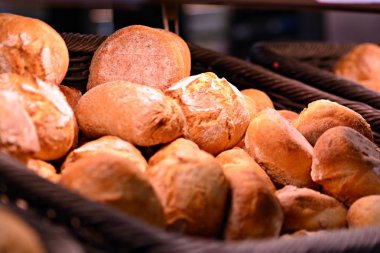 Tahtada taze ekmek ve buğday