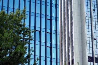 Çağdaş mimarinin, beton ve camdan duvarlar soyut parçası. Cam giydirme cephe modern ofis binası