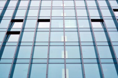 Çağdaş mimarinin, beton ve camdan duvarlar soyut parçası. Cam giydirme cephe modern ofis binası