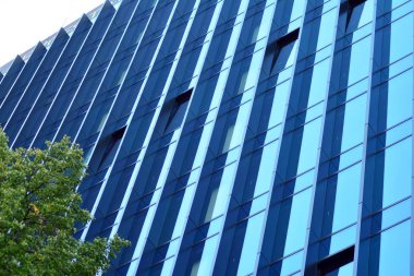 Çağdaş mimarinin, beton ve camdan duvarlar soyut parçası. Cam giydirme cephe modern ofis binası