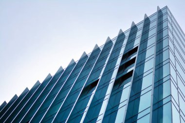 Çağdaş mimarinin, beton ve camdan duvarlar soyut parçası. Cam giydirme cephe modern ofis binası