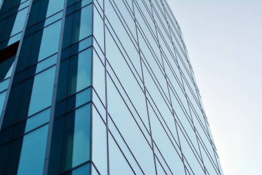 Çağdaş mimarinin, beton ve camdan duvarlar soyut parçası. Cam giydirme cephe modern ofis binası