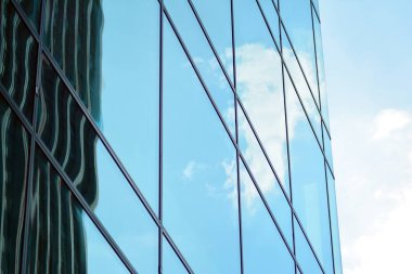 Çağdaş mimarinin, beton ve camdan duvarlar soyut parçası. Cam giydirme cephe modern ofis binası