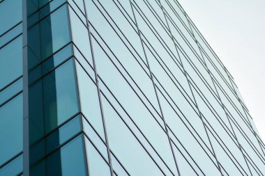 Çağdaş mimarinin, beton ve camdan duvarlar soyut parçası. Cam giydirme cephe modern ofis binası