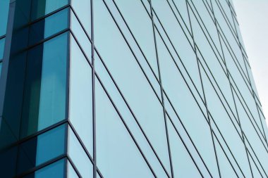 Çağdaş mimarinin, beton ve camdan duvarlar soyut parçası. Cam giydirme cephe modern ofis binası